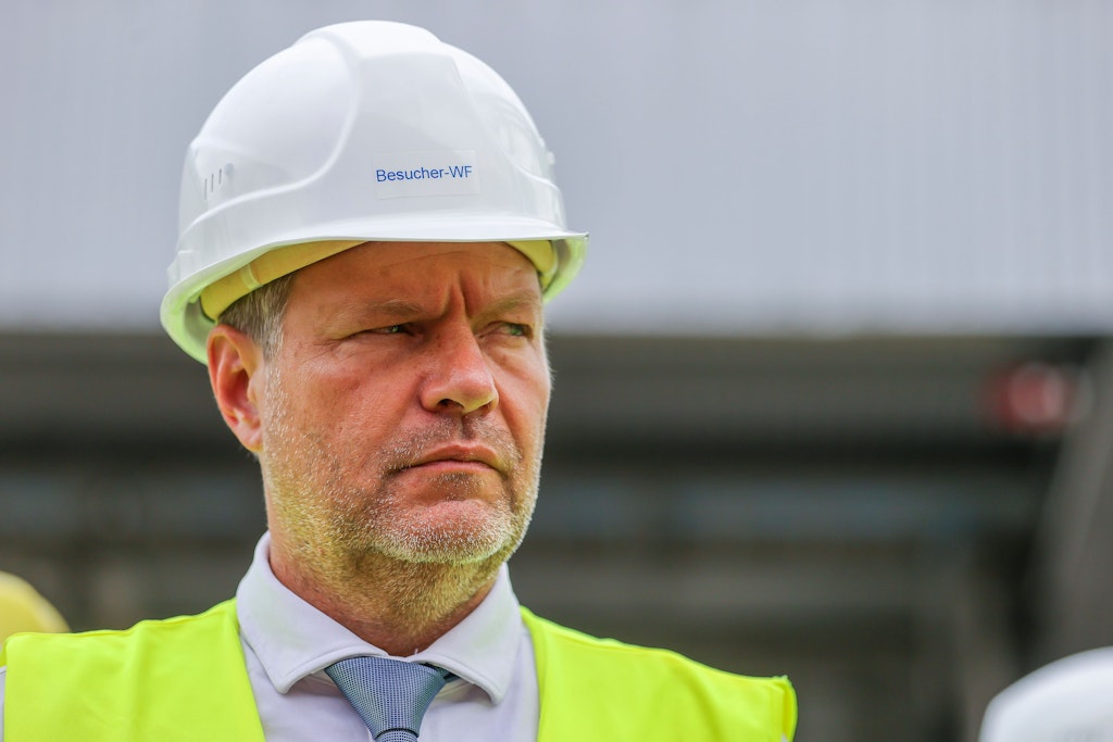 Bundesminister für Wirtschaft und Klimaschutz, Robert Habeck. Habeck (Grüne) will angesichts geringerer russischer Gaslieferungen zusätzliche Maßnahmen ergreifen, um Gas einzusparen und die Vorsorge zu erhöhen. So soll der Einsatz von Gas für die Stromerzeugung und Industrie gesenkt und die Befüllung der Speicher vorangetrieben werden.