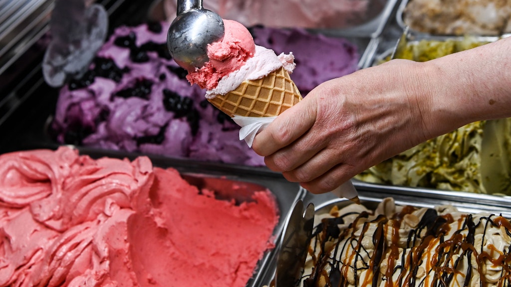 Eine Kugel Erdbeereis wird in der Eisdiele Eiskultur in Berlin Schöneweide serviert.