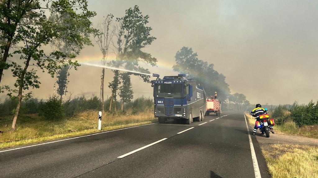 Die brandenburgische Polizei schickte einen Wasserwerfer zur Unterstützung der Feuerwehr.