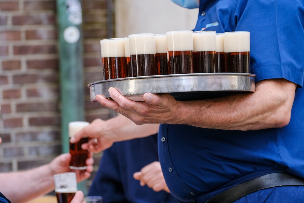 Und noch ein Altbier in der Düsseldorfer Altstadt: 2 Promille hatte die Frau im Blut.