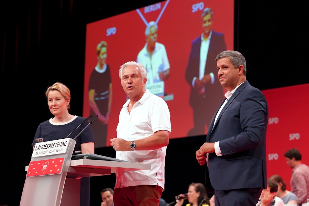 Nur einer konnte sich über starken Beifall beim SPD-Parteitag freuen: Klaus Wowereit. Trotz seines Einigkeits-Appell wurden Franziska Giffey und Raed Saleh von den Delegierten bei ihrer Wiederwahl zu Landesvorsitzenden düpiert.