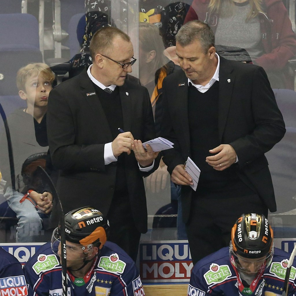 Chef Serge Aubin tauscht sich hinter der Bande mit Co-Trainer Craig Streu (l.) aus.