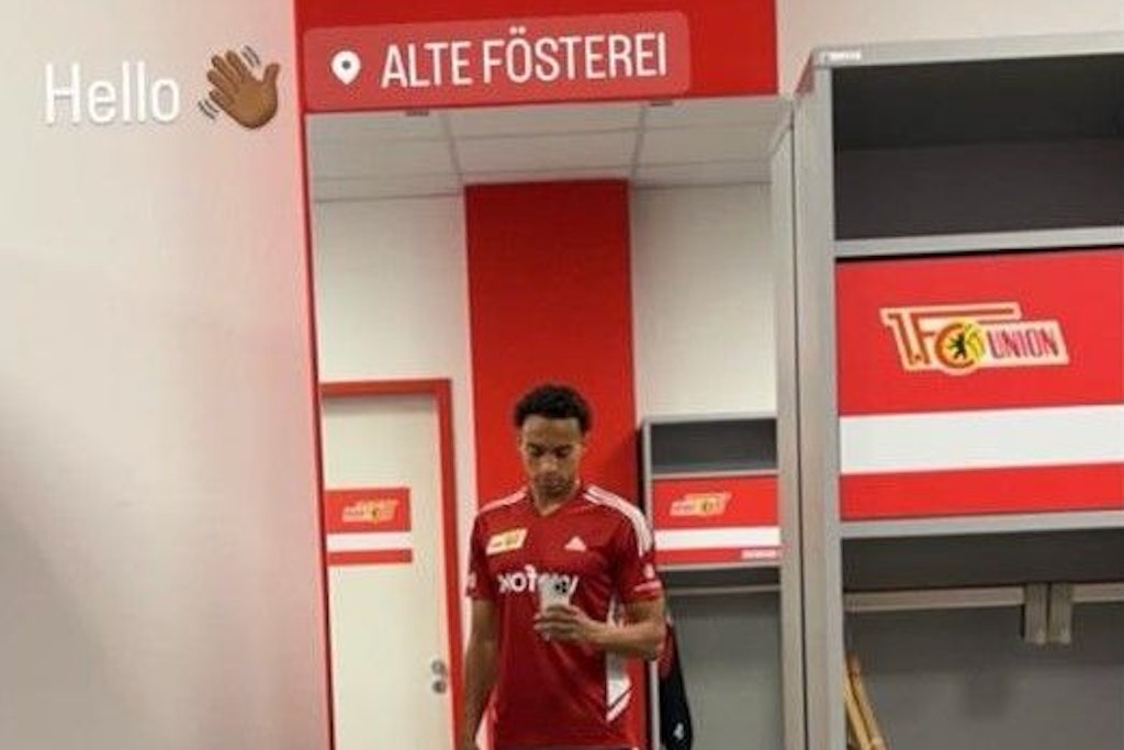 Jamie Leweling in der Kabine der Eisernen. Dort machte der 21-Jährige ein Selfie in einem Trikot, das Unions neue Spielkleidung sein könnten.