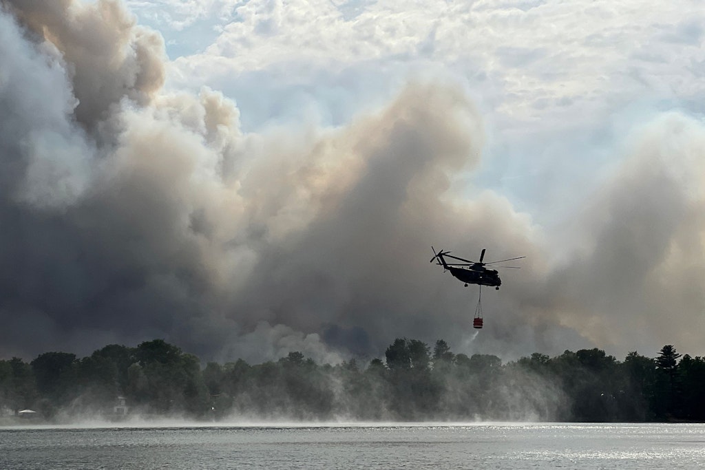 Hilfe aus dem Himmel: Die Feuerbekämpfer können aufatmen.