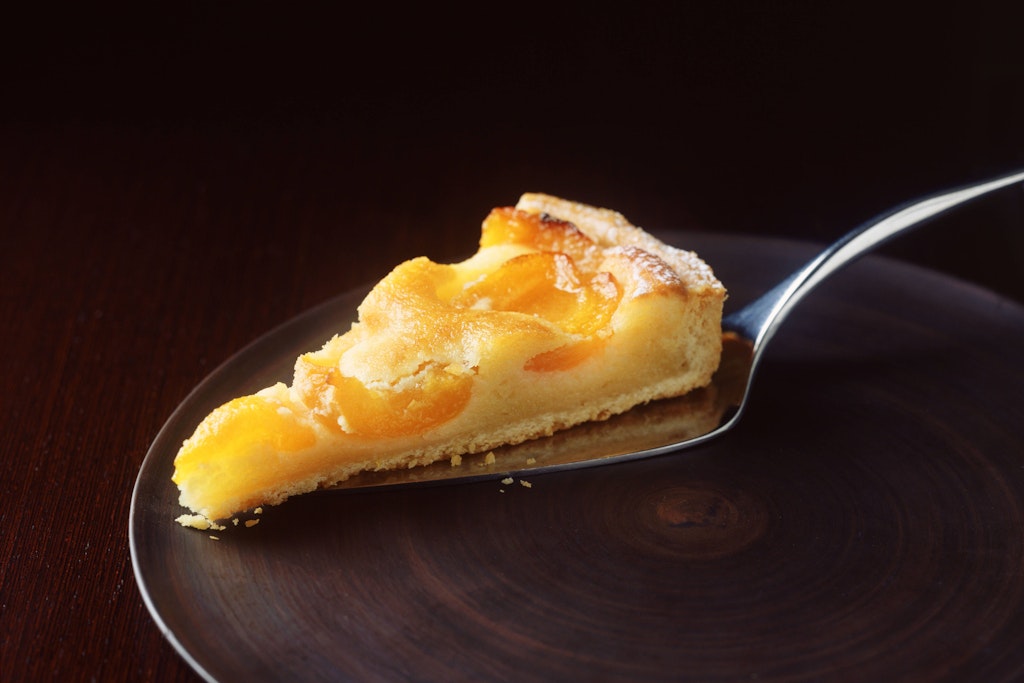 Ein fruchtiger Aprikosenkuchen ist perfekt für die Kaffeerunde im Sommer. Wir haben hier für Sie ein Rezept mit Sahneguss.