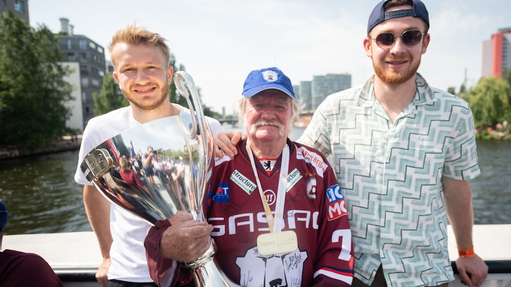 Traum eines jeden Fans: Medaille um, Meisterpokal in den Händen und neben sich mit Erik Mic (l.) und Marco Baßler auch noch zwei Spieler: Manfred Schmee.