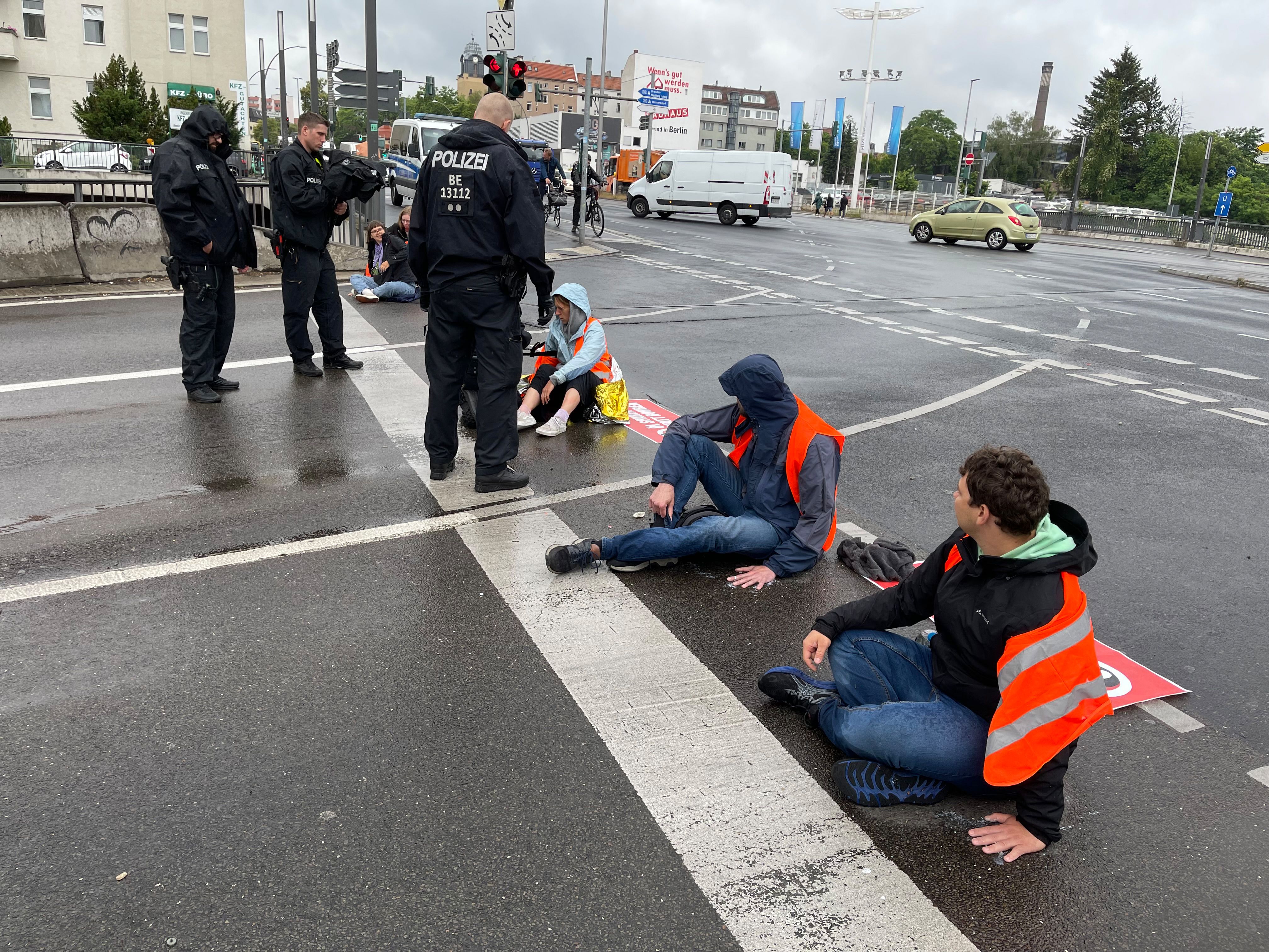 Klima-Protest! Blitz-Blockade Auf Der Stadt-Autobahn: Klimaschützer ...