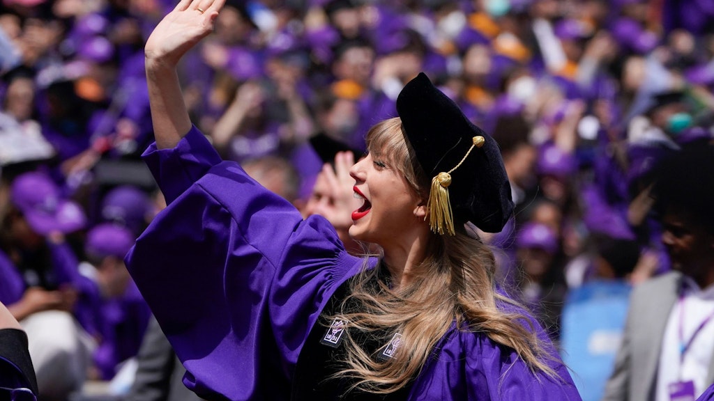 Taylor Swift hat die Ehrendoktorwürde erhalten.