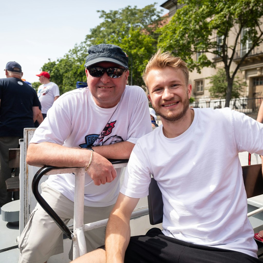 Peter Breitenberger vom Fanklub Block 417 strahlt mit Eric Mik und der Sonne um die Wette.