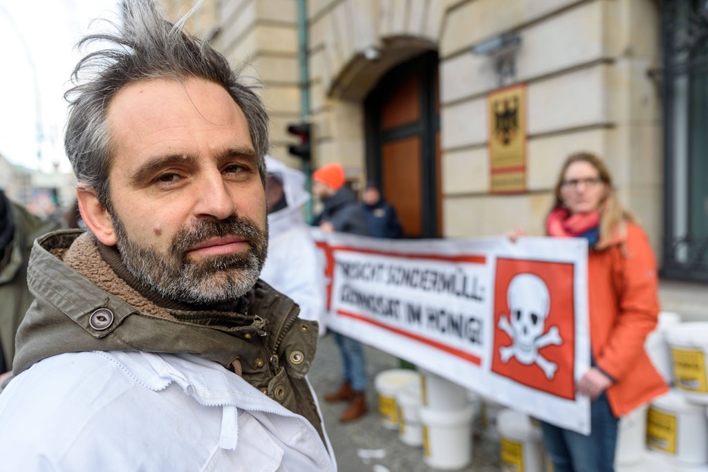 Imker Sebastian Seusing bei der Übergabe von vier Tonnen mit dem Pflanzengift Glyphosat verseuchten Honigs am Bundesministerium für Ernährung und Landwirtschaft in Berlin.
