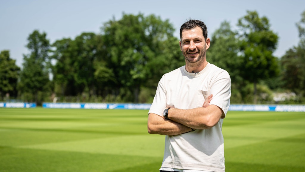 Cheftrainer Sandro Schwarz freut sich, am Mittwoch mit den Profis von Hertha BSC auf dem Schenckendorffplatz loszulegen.