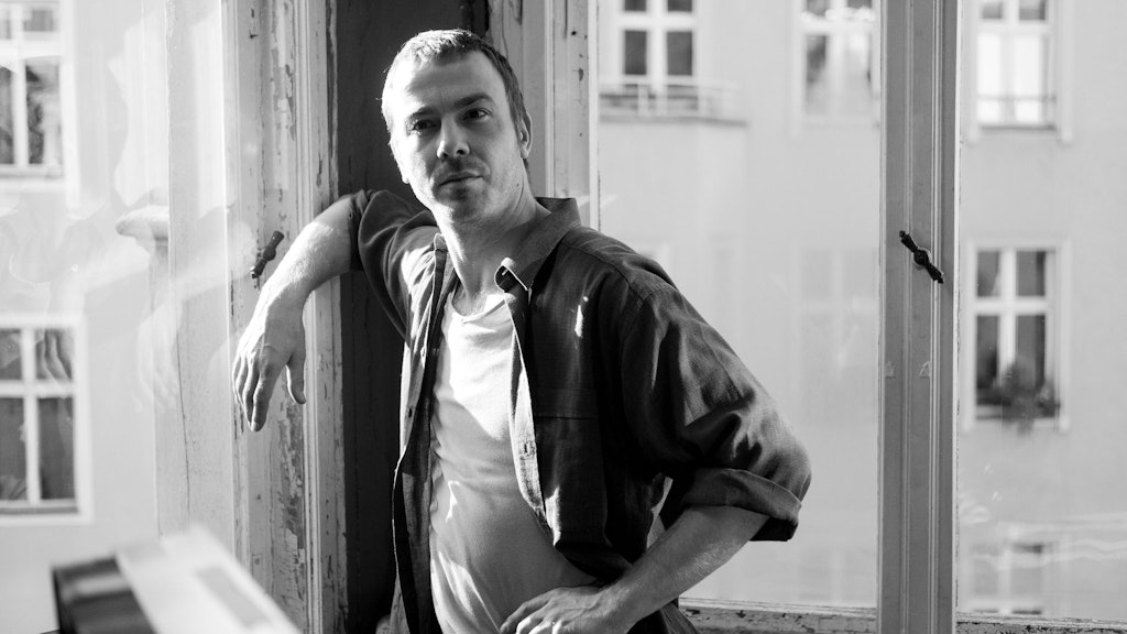 Albrecht Schuch als Thomas Brasch in einer Szene der Filmbiografie „Lieber Thomas“. Das Werk geht mit zwölf Nominierungen ins Rennen um den Deutschen Filmpreis.