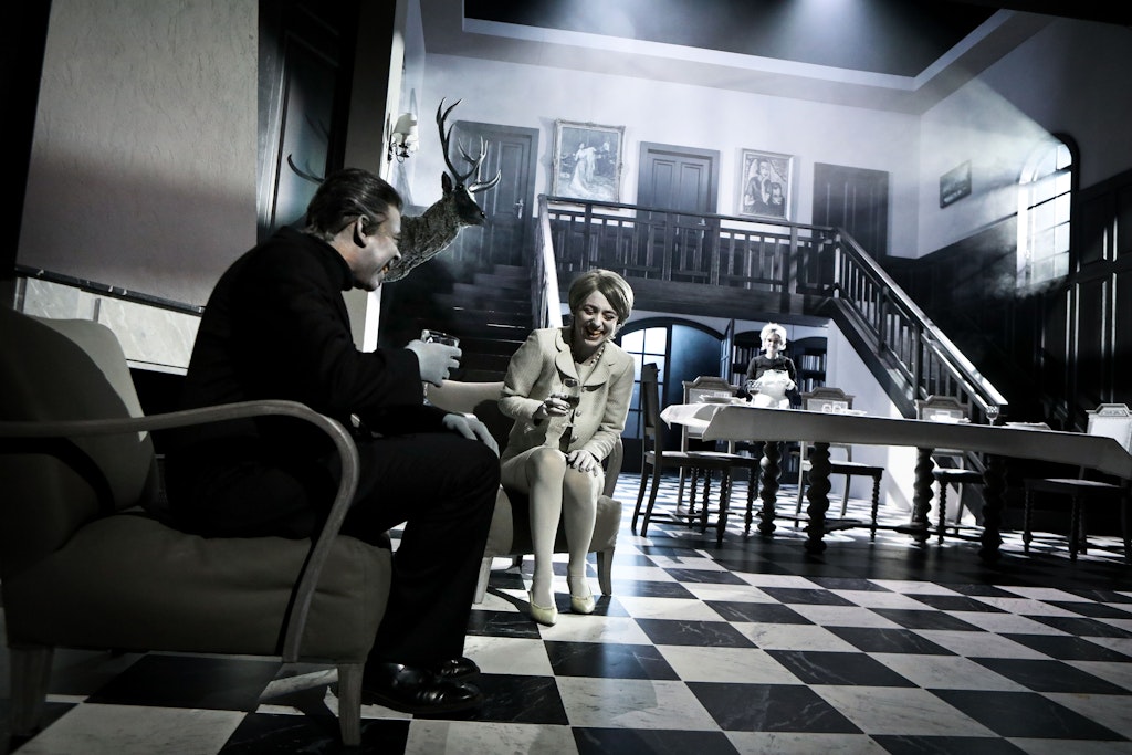 Falilou Seck, Çiğdem Teke und Tina Keserovic in einer Szene aus „Geschwister“