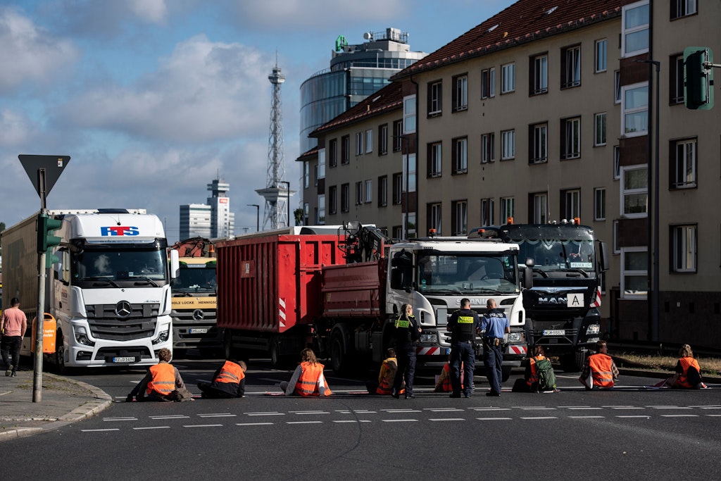 Demonstranten der Gruppe „Letzte Generation“ an der Ausfahrt Halenseestraße der Stadtautobahn am vergangenen Dienstag.