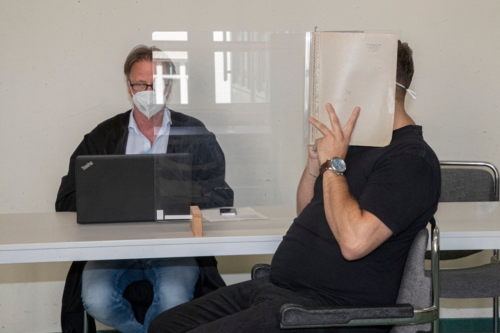Der Verdächtige (r.) sitzt seit Dienstag wegen des Verdachts auf Corona-Nepp mit Testzentren in Berlin vor Gericht.
