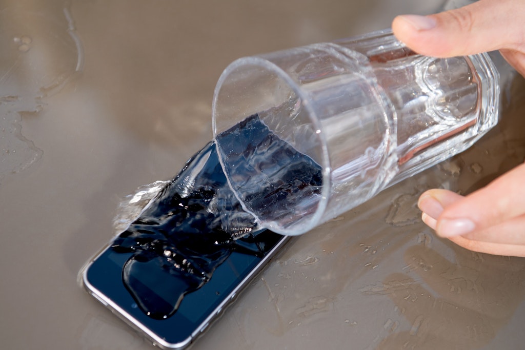 Wasser und Smartphone vertragen sich in der Regel nicht so gut. Trotzdem muss nicht gleich alles verloren sein.