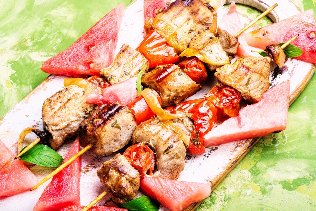 Schaschlik ist ein leckeres Fleischgericht, das auch perfekt auf dem Grill zubereitet werden kann.