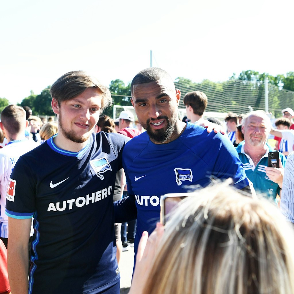 Kevin-Prince Boateng hat gerade seinen Vertrag bei Hertha BSC um ein Jahr verlängert. Der Publikumsliebling ist bei den Fans noch immer gefragt.