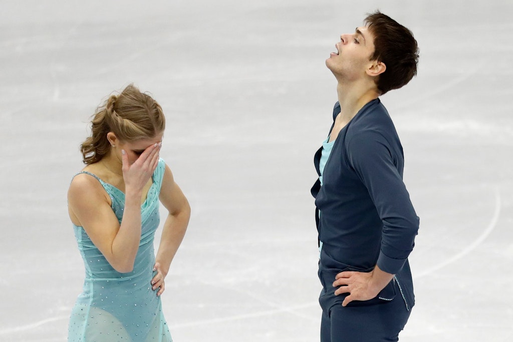Die Paarläufer Minerva Hase und Nolan Seegert stehen tief enttäuscht auf dem Eis von Peking bei Olympia. Jetzt trennen sich die Paarläufer.