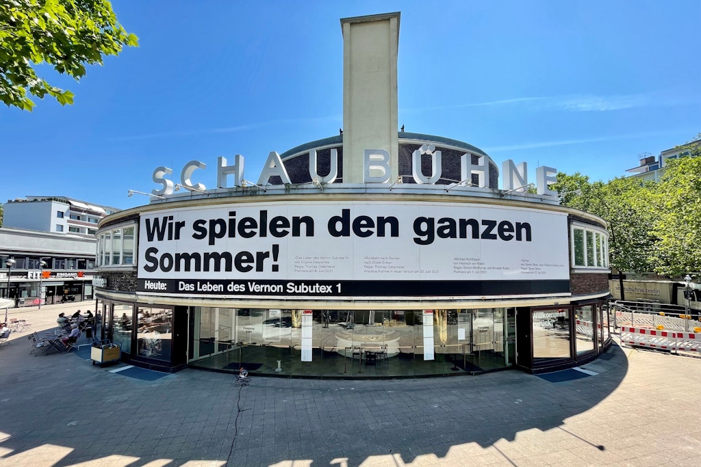 Hinter der Schaubühne am Lehniner Platz befinden sich die stillgelegten Tennisplätze.