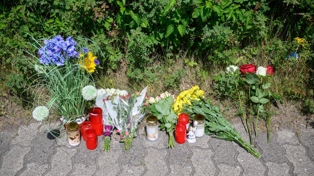 Am Rand der Gründfläche, wo die Leiche des 15-jährigen Mädchens gefunden wurde, haben Trauernde Kerzen, Blumen und Engelfiguren abgelegt.
