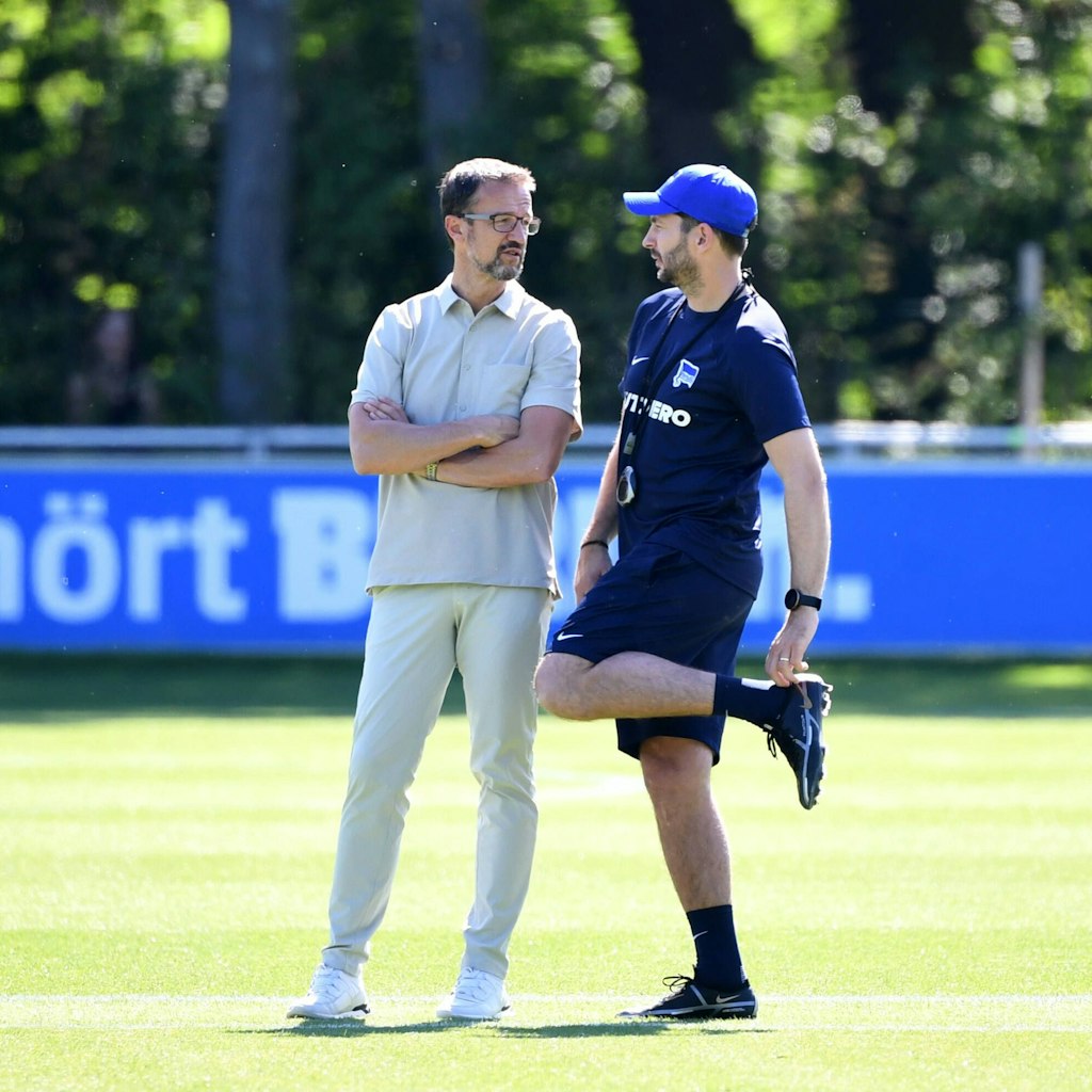 Herthas Manager Fredi Bobic und Trainer Sandro Schwarz im Gespräch auf dem Schenckendorffplatz.