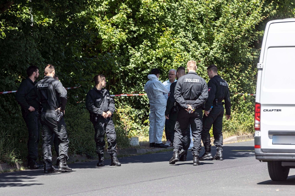 Die Leiche der seit Sonntag in Salzgitter vermissten 15-Jährigen wurde bei der Suchaktion in einer Grünanlage gefunden. Ob der Fundort auch der Tatort ist, war zunächst unklar.