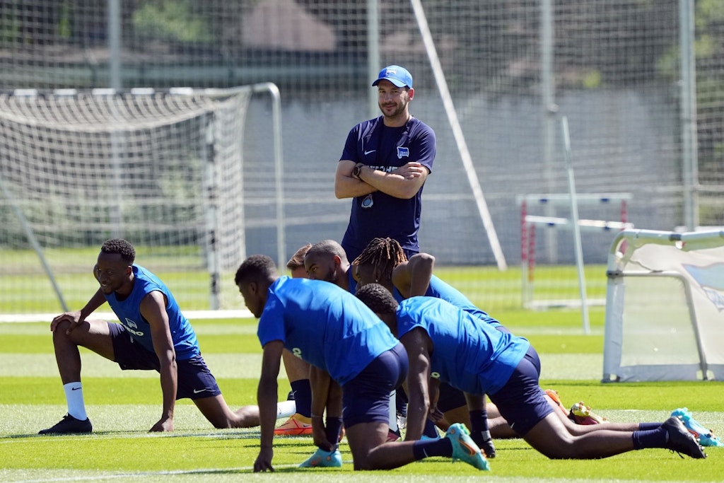Trainingsauftakt auf dem Schenckendorffplatz: Sandro Schwarz leitet seine erste Einheit bei Hertha BSC.