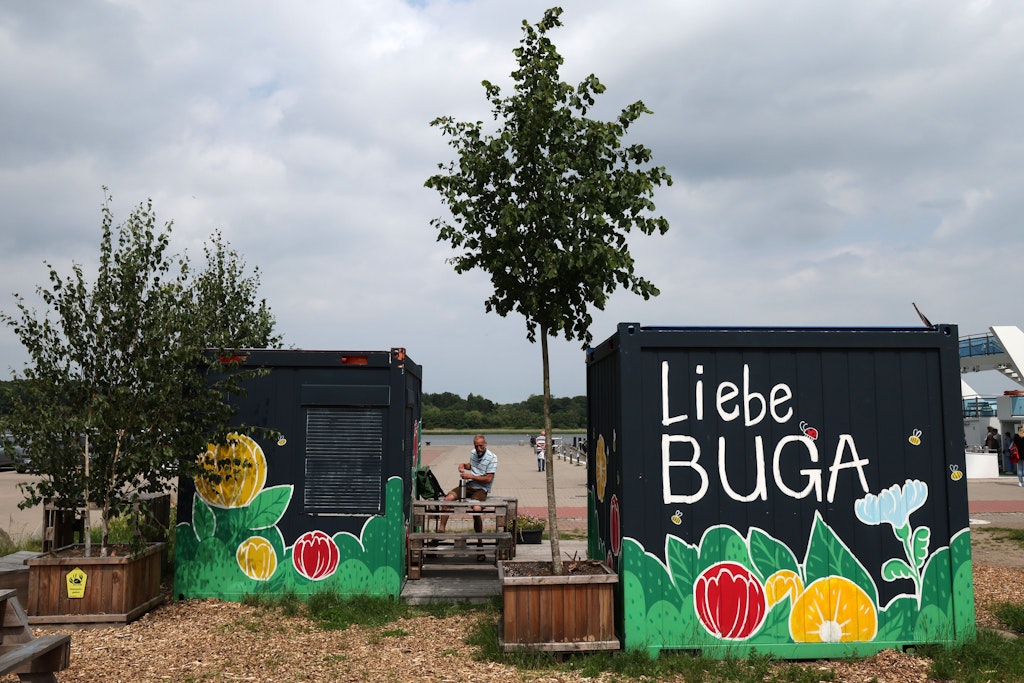 Im Rostocker Stadthafen stehen «Buga-Container», die über die geplante Bundesgartenschau 2025 informieren sollten. Das ist jetzt nicht mehr nötig: Die Buga wurde abgesagt.