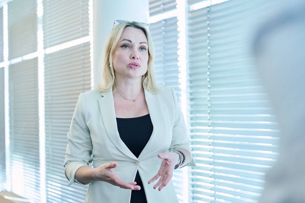 Die durch ihren Kriegsprotest im russischen Fernsehen bekannt gewordene Journalistin Marina Owsjannikowa bereut ihre Aktion nicht.