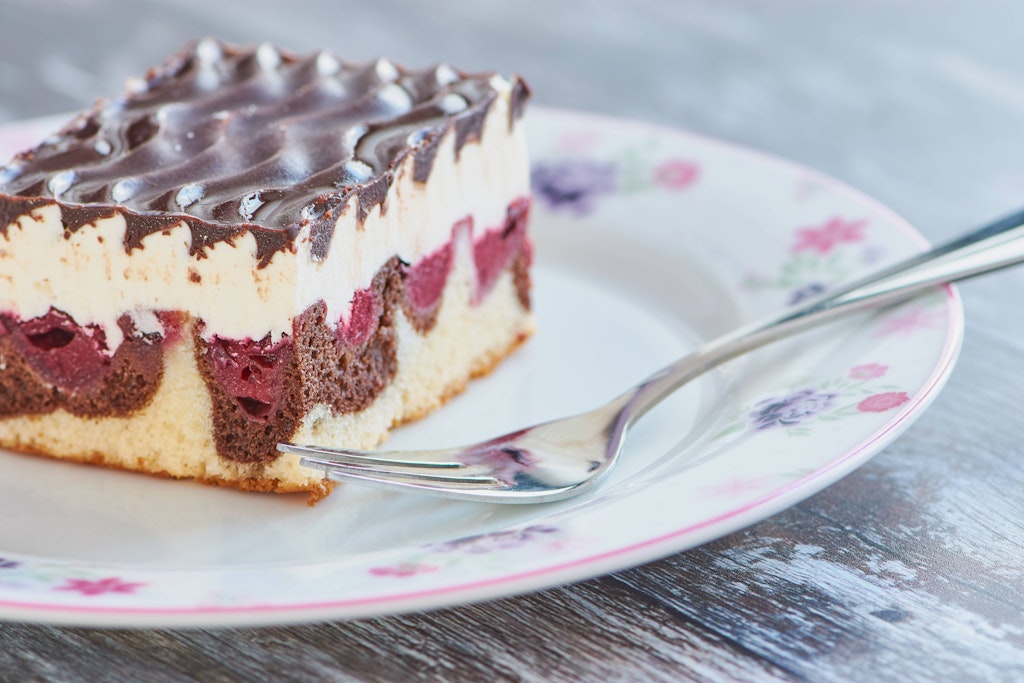 Genuss in Schichten: Lockerer Boden wie ein Marmorkuchen, saftige Kirschen, feine Buttercreme und knackige Schoko – kein Wunder, dass die Donauwelle so beliebt ist.