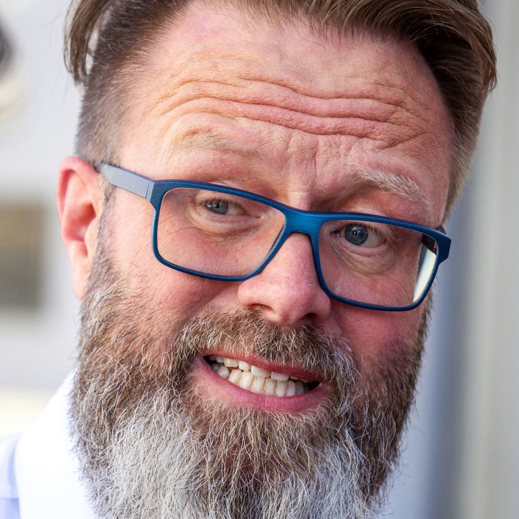 Der Rostocker Oberbürgermeister Claus Ruhe Madsen spricht bei einem Interview (Archivfoto).