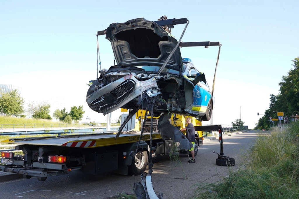 Das zerstörte Polizeiauto wird geborgen.