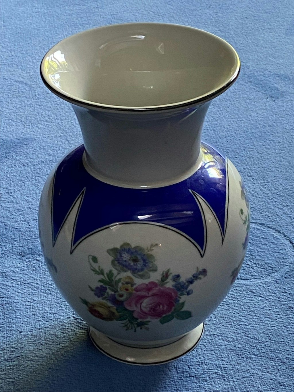 Die Vase meiner Oma wurde in der Porzellanmanufaktur Roschütz hergestellt.