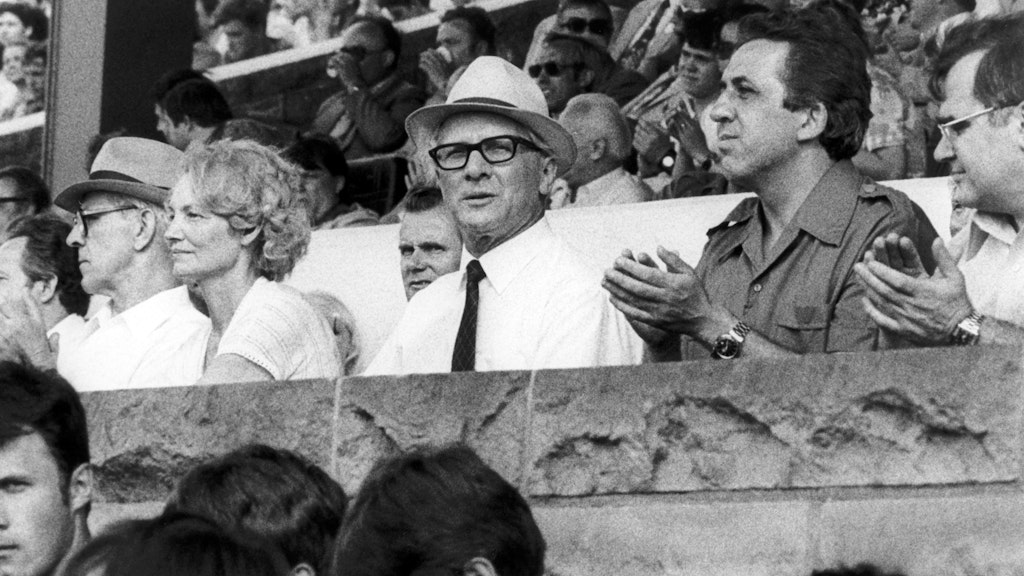 Auf der Ehrentribüne neben Erich Honecker (1979): Egon Krenz galt als politischer „Kronprinz“ des damaligen DDR-Partei- und Staatschefes.