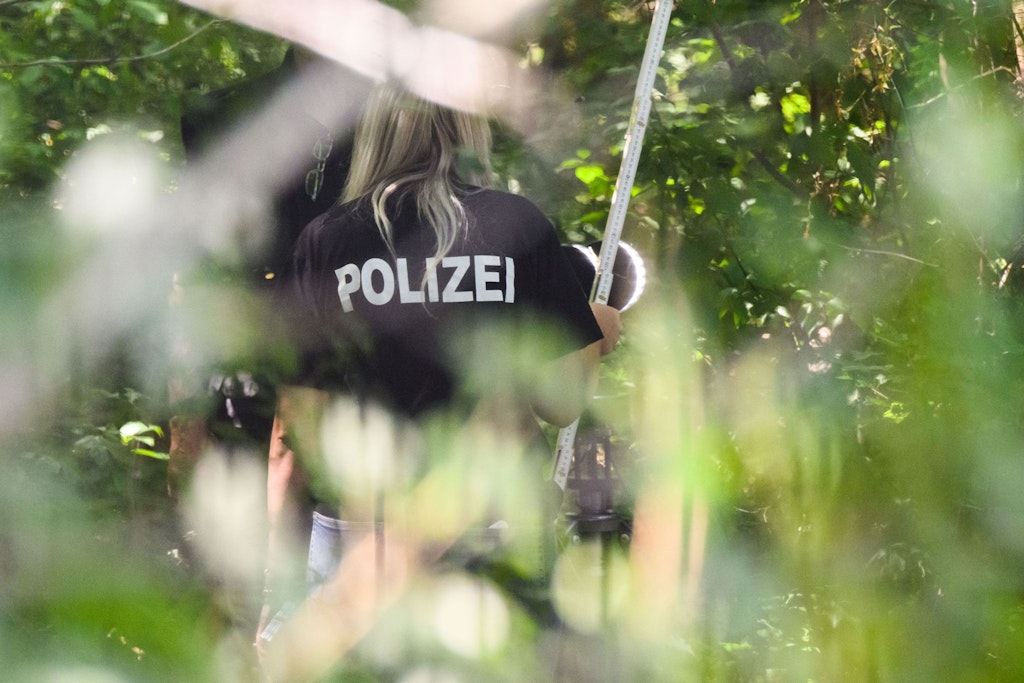Eine Mitarbeiterin der Spurensicherung am Tatort in Salzgitter.