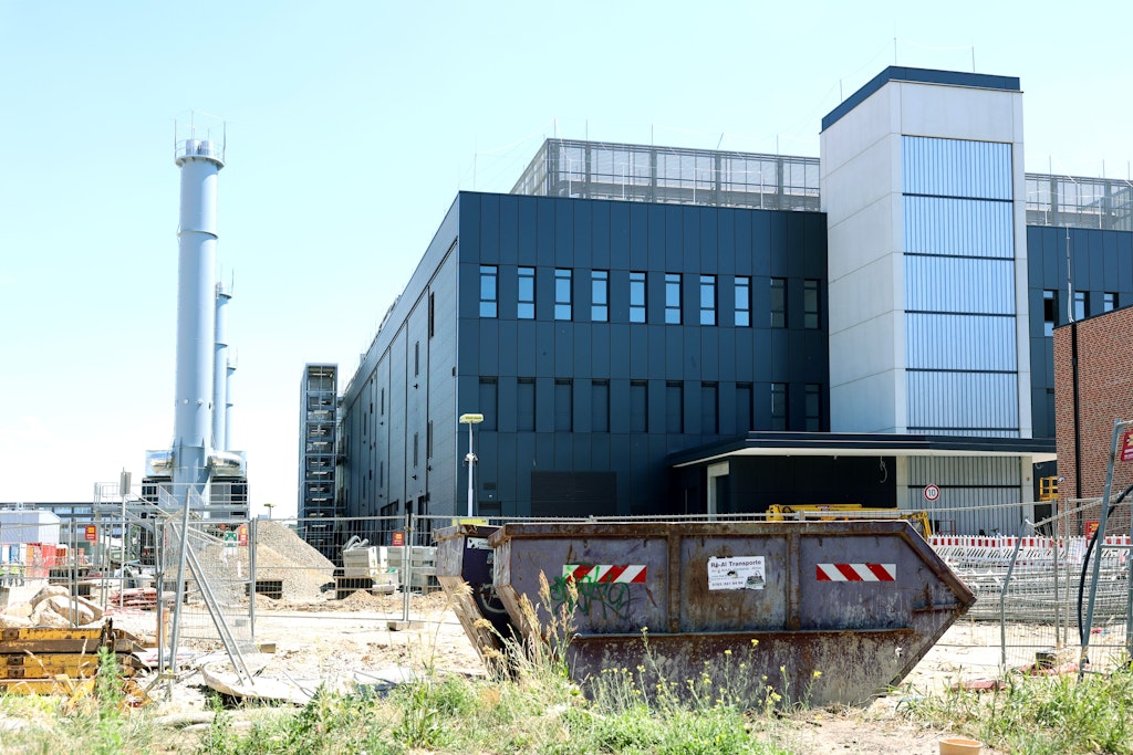 Das Rechenzentrum auf dem Gelände des früheren Gaswerks Mariendorf dürfte wegen seiner schwarzen Fassade zur Aufheizung der Umgebung beitragen.