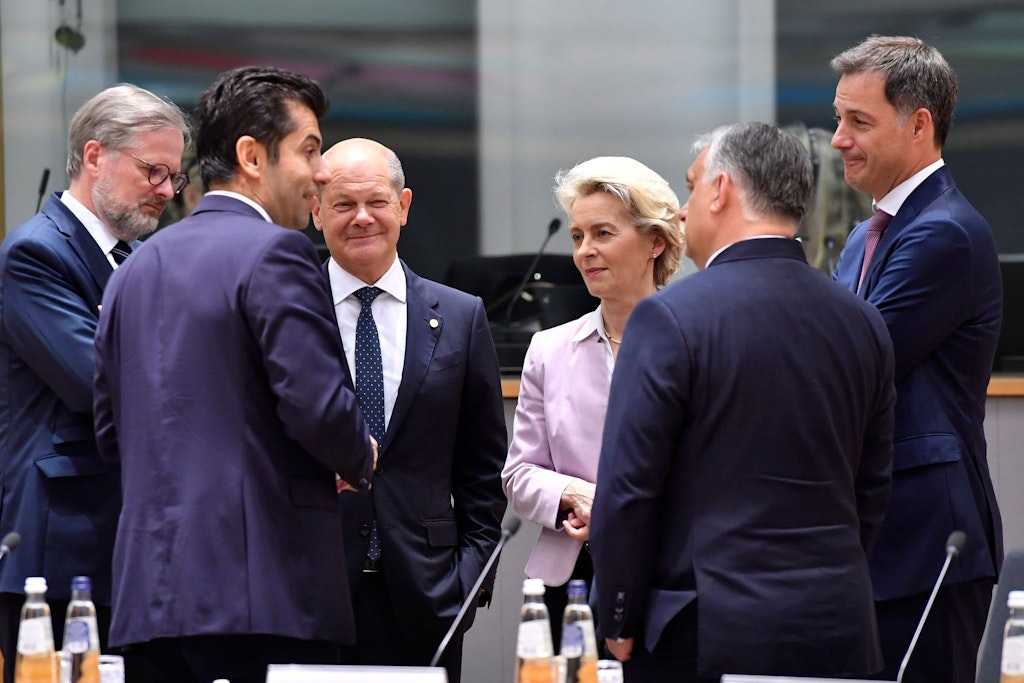 Beim EU-Gipfel: Petr Fiala (l-r), tschechischer Ministerpräsident, Kiril Petkov, bulgarischer Ministerpräsident Bundeskanzler Olaf Scholz, Ursula von der Leyen, Präsidentin der Europäischen Kommission, Viktor Orban, ungarischer Ministerpräsident, und Alexander De Croo, belgischer Ministerpräsident. Die EU hat die von Russland angegriffene Ukraine am Donnerstag offiziell in den Kreis der Beitrittskandidaten aufgenommen.