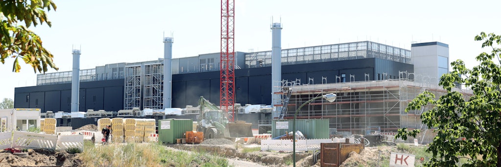 Schwarz. Das NTT-Rechenzentrum an der Lankwitzer Straße.