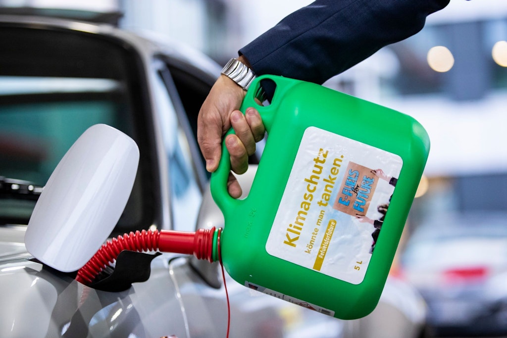 E-Fuels könnten in Verbrenner-Motoren auch nach 2035 verwendet werden. Doch ist das wirklich umweltfreundlich?