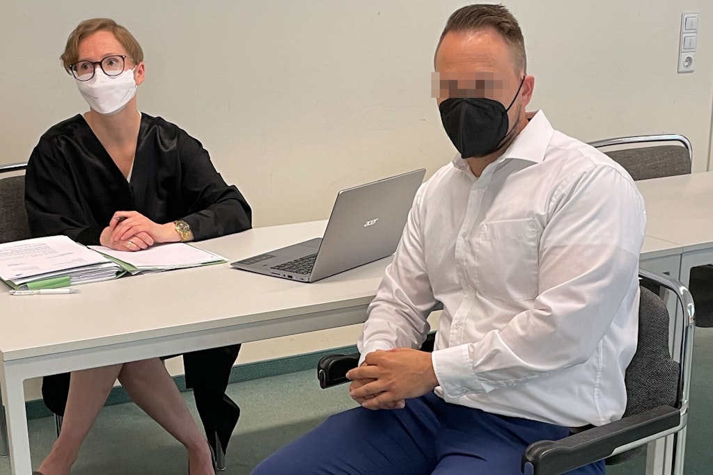 Der beschuldigte Hauptkommissar sitzt wegen Corona-Hilfe-Betrugs in Berlin vor Gericht.