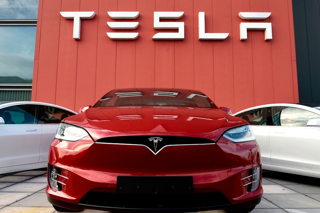 Wegen der vielen im Tesla verbauten Kameras gerät das E-Auto unter Spionage-Verdacht.