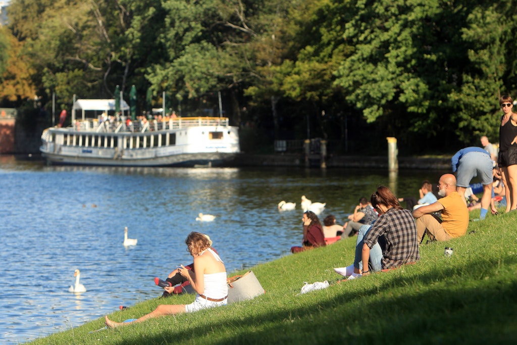 Sonnenhungrige am Landwehrkanal in Berlin-Kreuzberg.