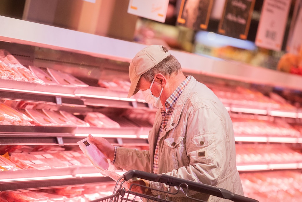 Bei der Untersuchung wurden in vielen Geflügelwurst-Produkten zerkleinerte Schlachtreste entdeckt.