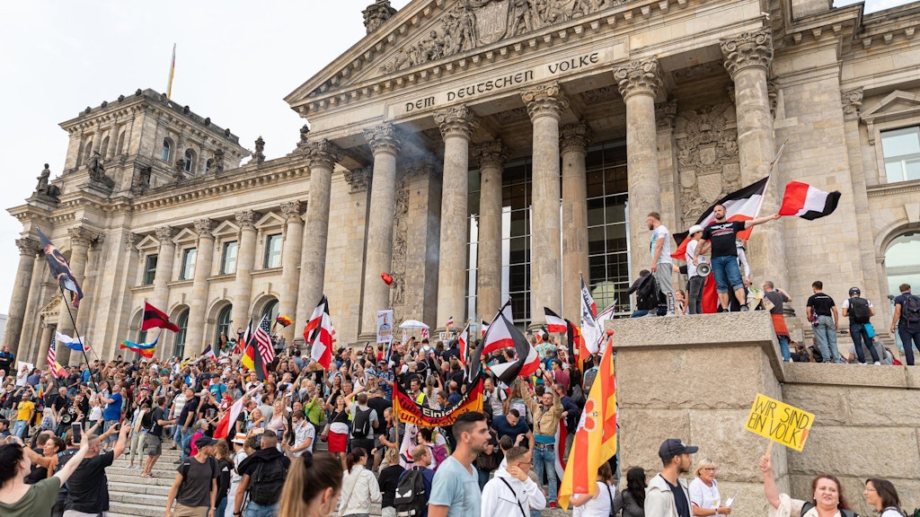 Teilnehmer einer Kundgebung gegen die Corona-Maßnahmen stehen im August 2020 auf den Stufen zum Reichstagsgebäude.
