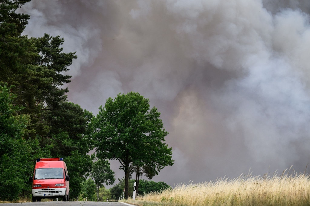Eine riesige Rauchwolke steht über der Gohrischheide an der Landesgrenze zu Brandenburg. Dort bekämpft die Feuerwehr einen größeren Waldbrand.