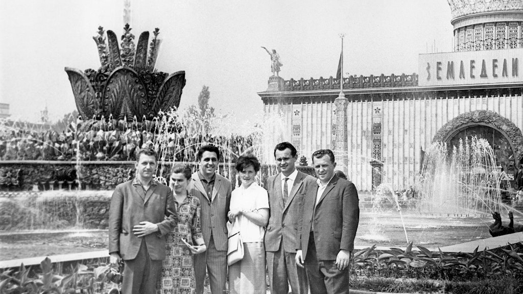 Ein wichtiger Schritt in seiner Funktionärskarriere: Egon Krenz besuchte in den 60er-Jahren die Parteihochschule in Moskau. Hier posiert er mit der Gruppe für den Sprachunterricht. Links neben ihm steht Russischlehrerin Nina Nikolajewna.