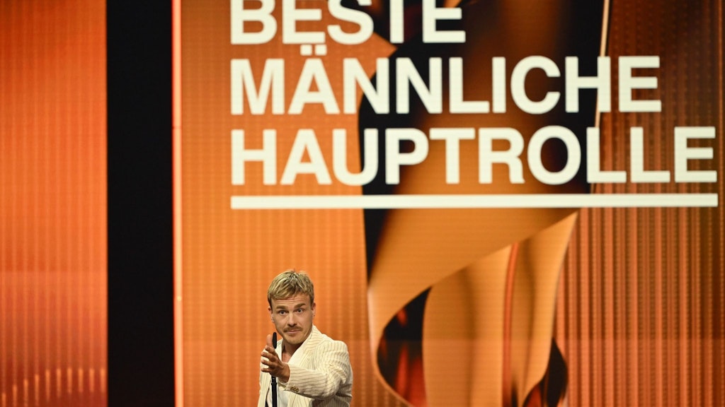 Lola-Abräumer: Für Schauspieler Albrecht Schuch war es bereits die dritte Trophäe beim Deutschen Filmpreis.
