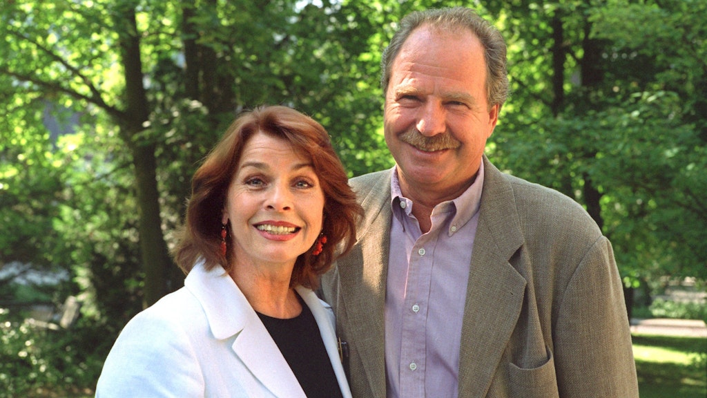 Die Schauspieler Friedrich von Thun und seine Kollegin Senta Berger am Rande von Dreharbeiten zur TV-Serie "Dr. Schwarz und Dr. Martin" (Archivfoto vom 23.7.1996)