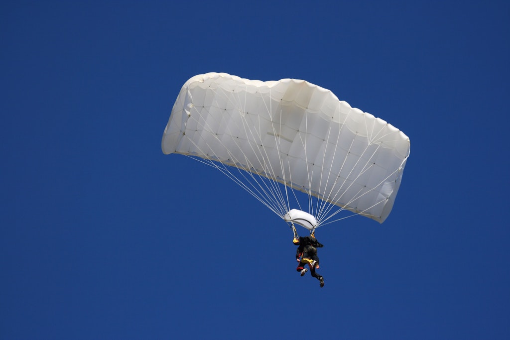 Tandem-Sprung aus luftiger Höhe: Fallschirmspringen gilt als Extremsport, doch Experten halten das Risiko für überschaubar.